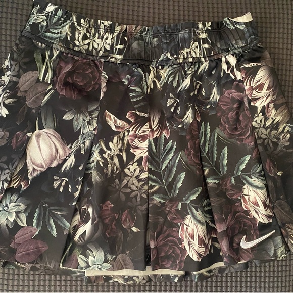 NWOT Women’s size small Nike sports bra and skirt. - Picture 3 of 4